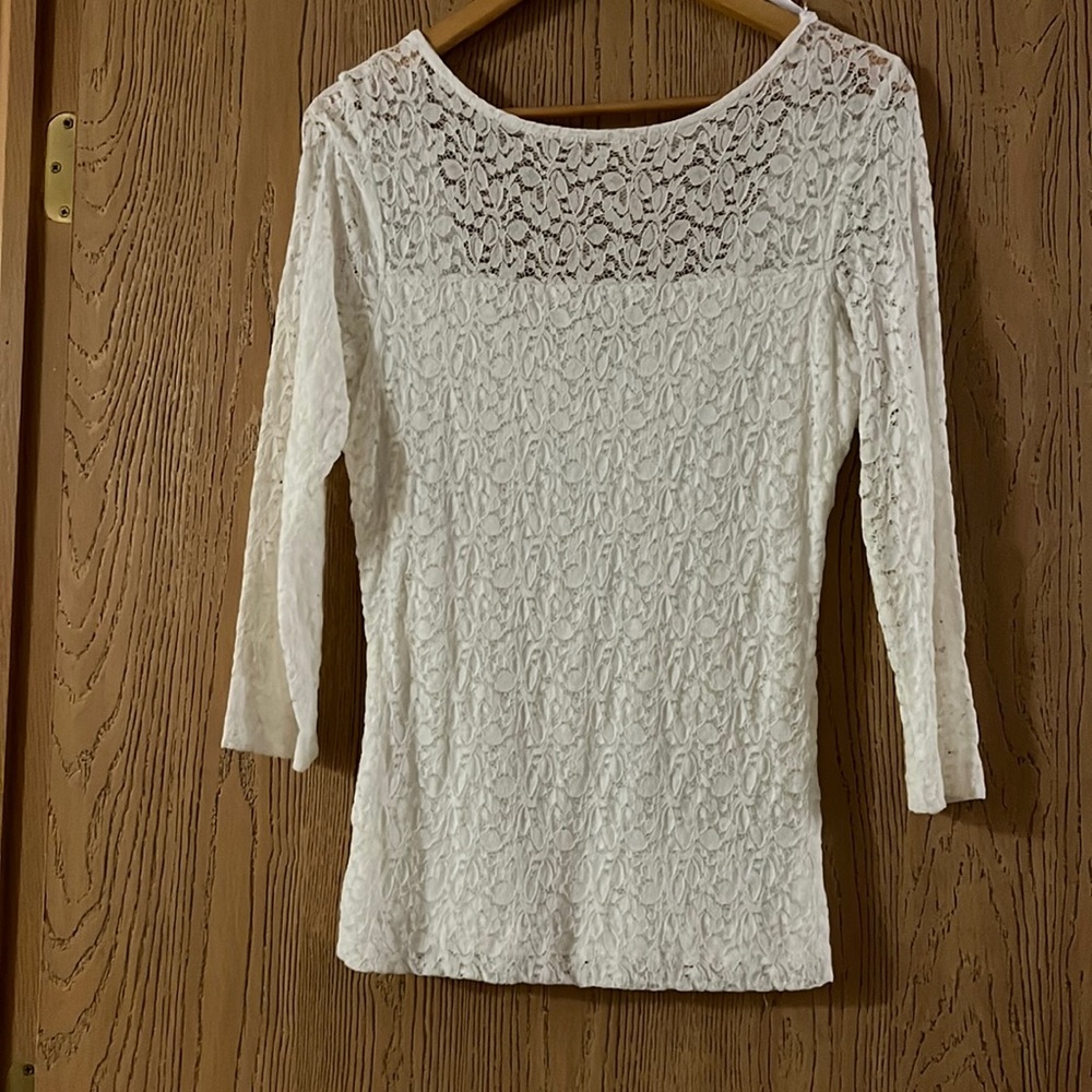 New!! Bebe lace casual off white top size ( L)